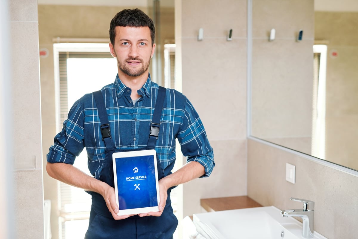 Handwerker Website auf Tablet und Monitor - Klempner und Dienstleister Webdesign